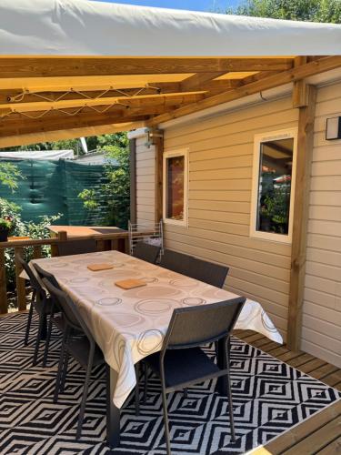 - une table et des chaises sur une terrasse avec un auvent dans l'établissement Bungalow, à Gassin