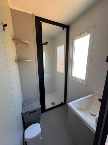 une salle de bain avec une baignoire, des toilettes et un lavabo dans l'établissement Bungalow, à Gassin