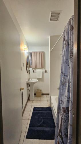 a bathroom with a tub and a sink and a shower at cedarlodge motel dunsmuir ca in Dunsmuir