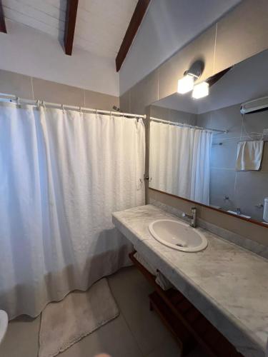 a bathroom with a sink and a mirror at Casa Bonita in Goya