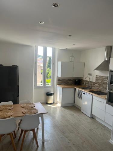 Il comprend une cuisine avec une table, 2 chaises et une table. dans l'établissement Duplex T4 vue mer, à La Seyne-sur-Mer