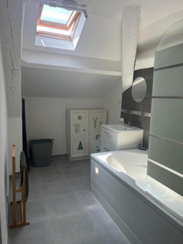 La salle de bains est pourvue d'une baignoire et d'une lucarne. dans l'établissement Duplex T4 vue mer, à La Seyne-sur-Mer