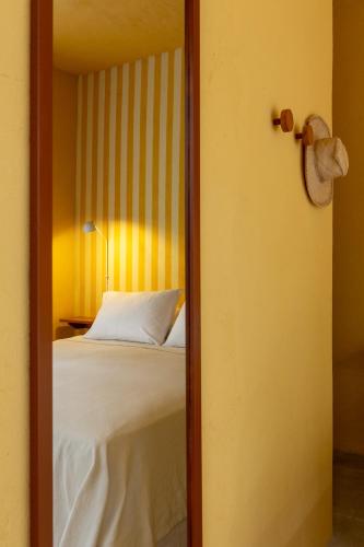 a bedroom with a bed and a mirror at O Portalzinho in Paraty