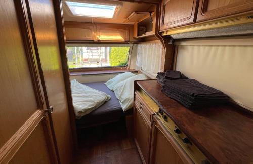 Postel nebo postele na pokoji v ubytování Wohnwagen mit Vorzelt auf einem Campingplatz