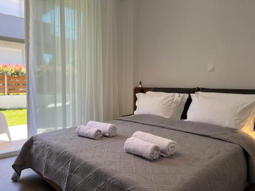 Кровать или кровати в номере Jason Holidays Skala Rachoniou