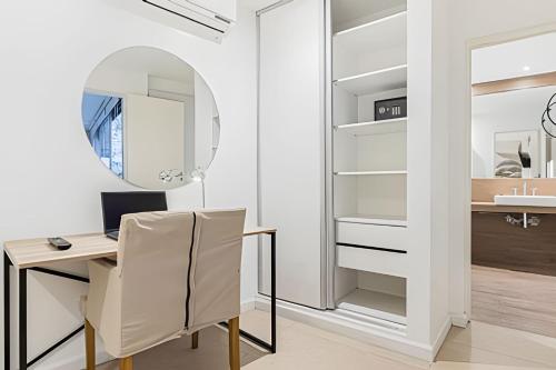a white kitchen with a desk and a mirror at Oasis en Palermo c/ Terraza, Jacuzzi y Playroom in Buenos Aires