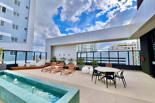 Swimmingpoolen hos eller tæt på IncoMpArÁvEl Studio MoDeRno c/Sacada e Garagem