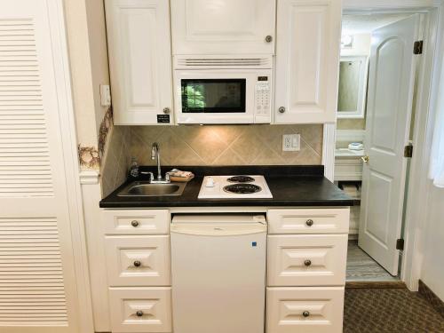 Cucina o angolo cottura di Falmouth Heights Motor Lodge