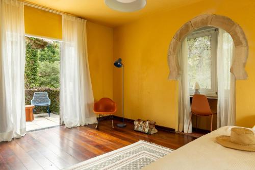 a bedroom with a bed and a window and a table at O Portalzinho in Paraty
