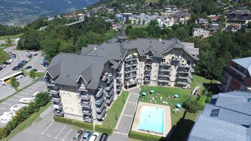 - une vue aérienne sur un grand immeuble avec piscine dans l'établissement Grand Panorama 1 bedroom - sleeps 4, Parking, Pool, Next to Ski Lift, à Saint-Gervais-les-Bains