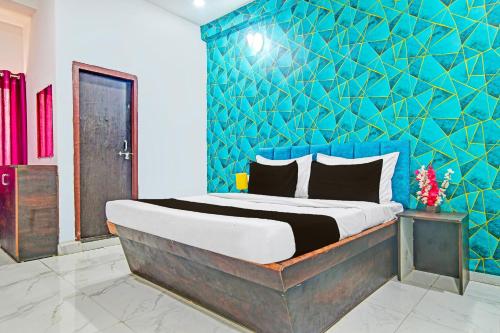 印多尔FabHotel Paradise Inn的卧室里有一张床，墙壁是蓝色的