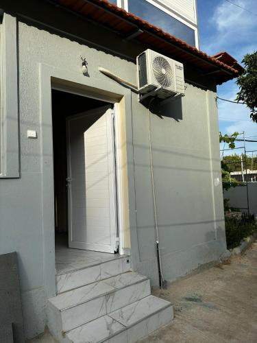 a door to a house with a fan on the side at Holiday Home in Polisi i Vogël