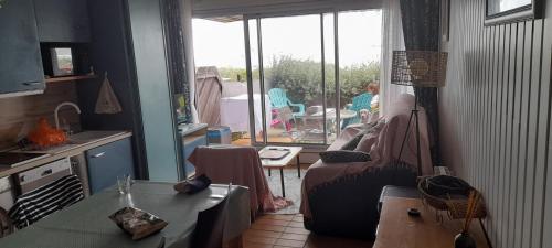 - un salon avec un canapé et une vue sur une terrasse dans l'établissement La rochelle PORT DES MINIMES, à La Rochelle