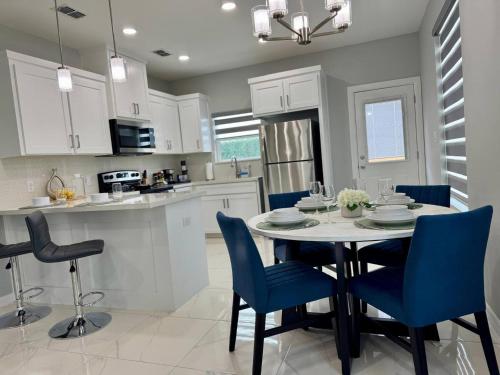 Η κουζίνα ή μικρή κουζίνα στο New Cozy & Spacious Apartment - Near Expressway
