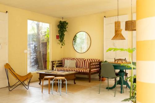 a living room with a couch and a table at O Portalzinho in Paraty
