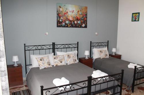 two beds in a bedroom with a painting on the wall at B&B Domus Pina in Catania