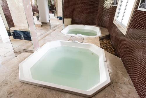 Et badeværelse på Apartamento Luxo Barra