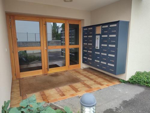 un accès à un bâtiment avec une porte en verre dans l'établissement Cosy Studio - Annecy, à Annecy