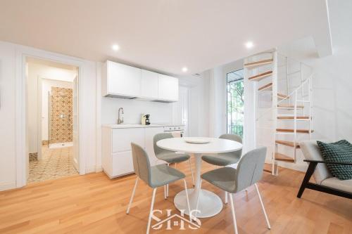 a kitchen and dining room with a table and chairs at Domu Maria in Cagliari
