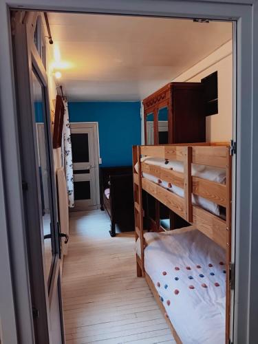 Cette chambre comprend 2 lits superposés et une porte. dans l'établissement Le Thiers chambre deluxe, à Auxonne