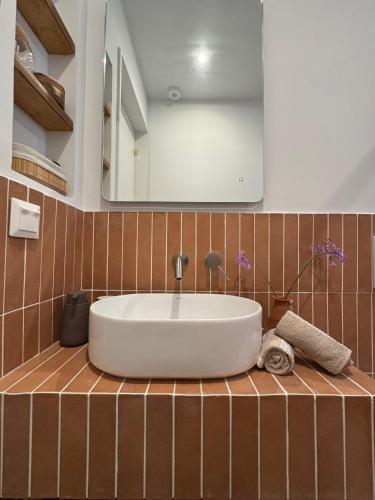 Bilik mandi di Lagouvardos Beach House