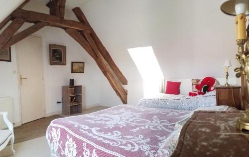 Ένα ή περισσότερα κρεβάτια σε δωμάτιο στο Maison pittoresque avec jardinet