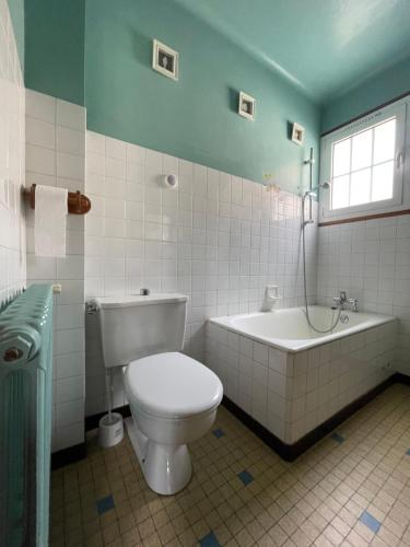 Photo de la galerie de l'établissement Villa avec piscine face aux Pyrénées, à Ayzac-Ost