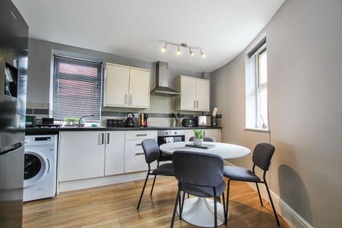 a kitchen with a table and chairs in a room at 2 Bedroom Property In City Centre by Prestige Lets in Bristol