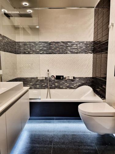 a bathroom with a white tub and a toilet at Casa di Jiovanni Luxury in Asgourou
