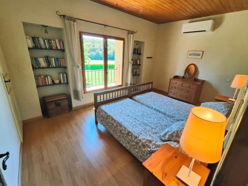 Ένα ή περισσότερα κρεβάτια σε δωμάτιο στο Charming farmhouse gite in southwestern France