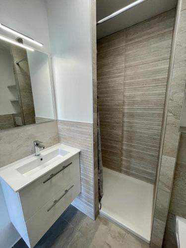 une salle de bain avec un lavabo et une douche dans l'établissement Studio, Trestraou Beach, Perros Guirec, à Perros-Guirec