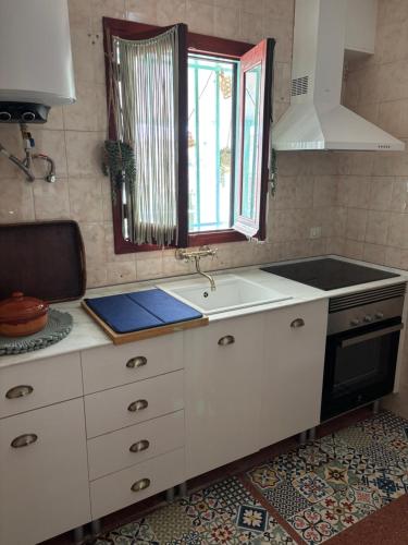 a kitchen with a sink and a window at La casita del Cerro in Chinchilla de Monte Aragón