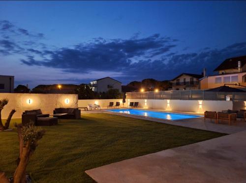 Bazén v ubytovaní LUCY Apartments with heated pool & free private parking alebo v jeho blízkosti