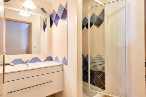 une salle de bain avec un lavabo et une douche dans l'établissement Chez K&D by Laure, à Saint-Raphaël