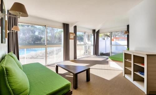 - une chambre avec un lit vert et une table dans l'établissement Chez K&D by Laure, à Saint-Raphaël