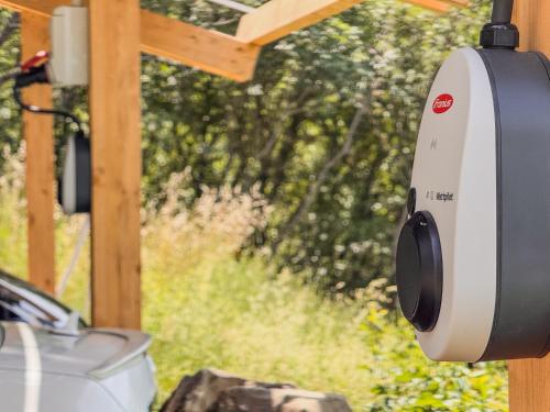 a close up of a speaker hanging from a pole at Ferienwohnung Fortuna del Lupo mit Pool und Aussicht in Subbiano