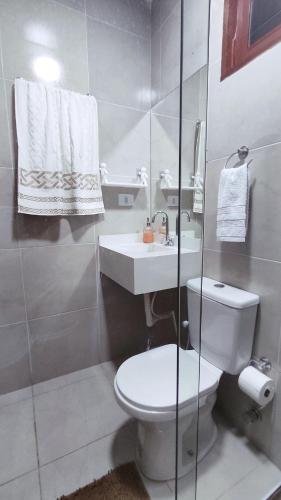 a bathroom with a toilet and a sink at Casa Luz Caruaru - próx feira da sulanca in Caruaru