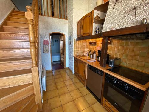 une cuisine avec un évier et une cuisinière four supérieur dans l'établissement Plénitude, à Cassis