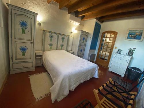 une chambre avec un lit blanc dans une pièce dans l'établissement Plénitude, à Cassis