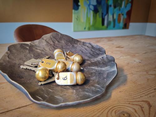a plate with gold figurines on a wooden table at Aamølle Gæstgiveri in Hadsund