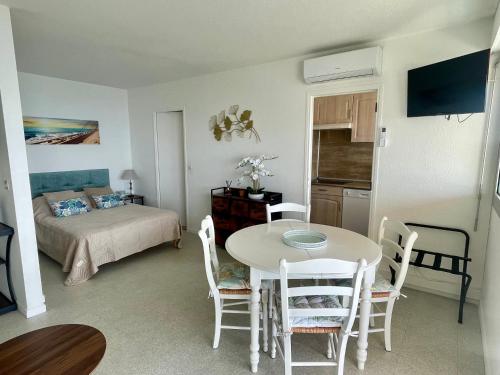 une pièce avec une table, des chaises et un lit dans l'établissement Appartement 4 pers Front de Mer - 10m de la Plage, à Saint-Raphaël