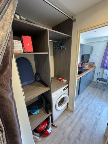 d'un placard avec un lave-linge et un sèche-linge. dans l'établissement #COC Marina Baie des Anges - Studette, à Villeneuve-Loubet
