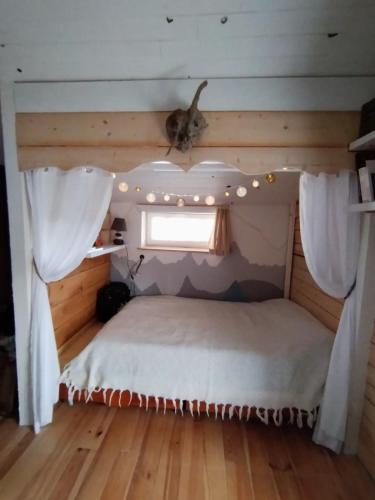 - une chambre avec un lit et un chat au plafond dans l'établissement Mon petit cocon jurassien, 