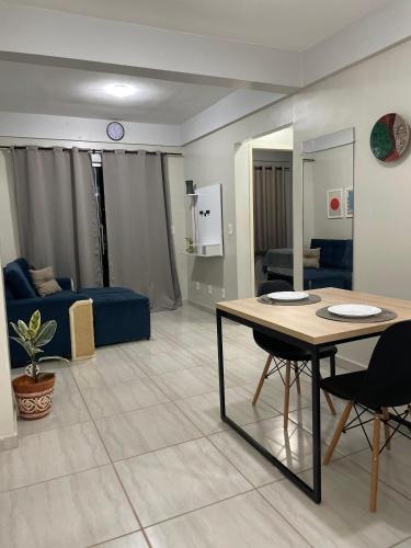 a living room with a table and a couch at Confortavel apt in Parauapebas no Bairro Paraiso in Parauapebas