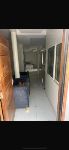 a living room with a blue couch in a room at Studio luxueux à Ouakam cité Ascna in Dakar