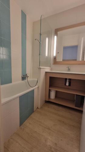 une salle de bain avec un lavabo, une douche et un miroir dans l'établissement Chez K&D by Antoine, à Saint-Raphaël