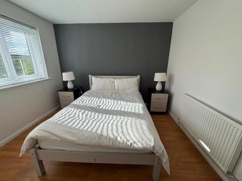 Ένα ή περισσότερα κρεβάτια σε δωμάτιο στο One Bedroom Furnished Flat