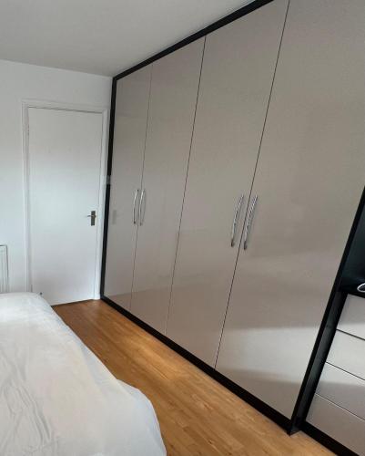 Ένα ή περισσότερα κρεβάτια σε δωμάτιο στο One Bedroom Furnished Flat