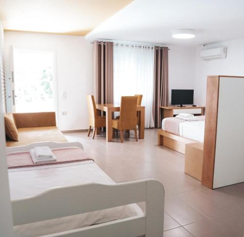 TV a/nebo společenská místnost v ubytování Sunrise Luxury Apartments