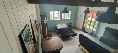 un salon avec un canapé et une télévision dans l'établissement Gite du lac, à Montgesty